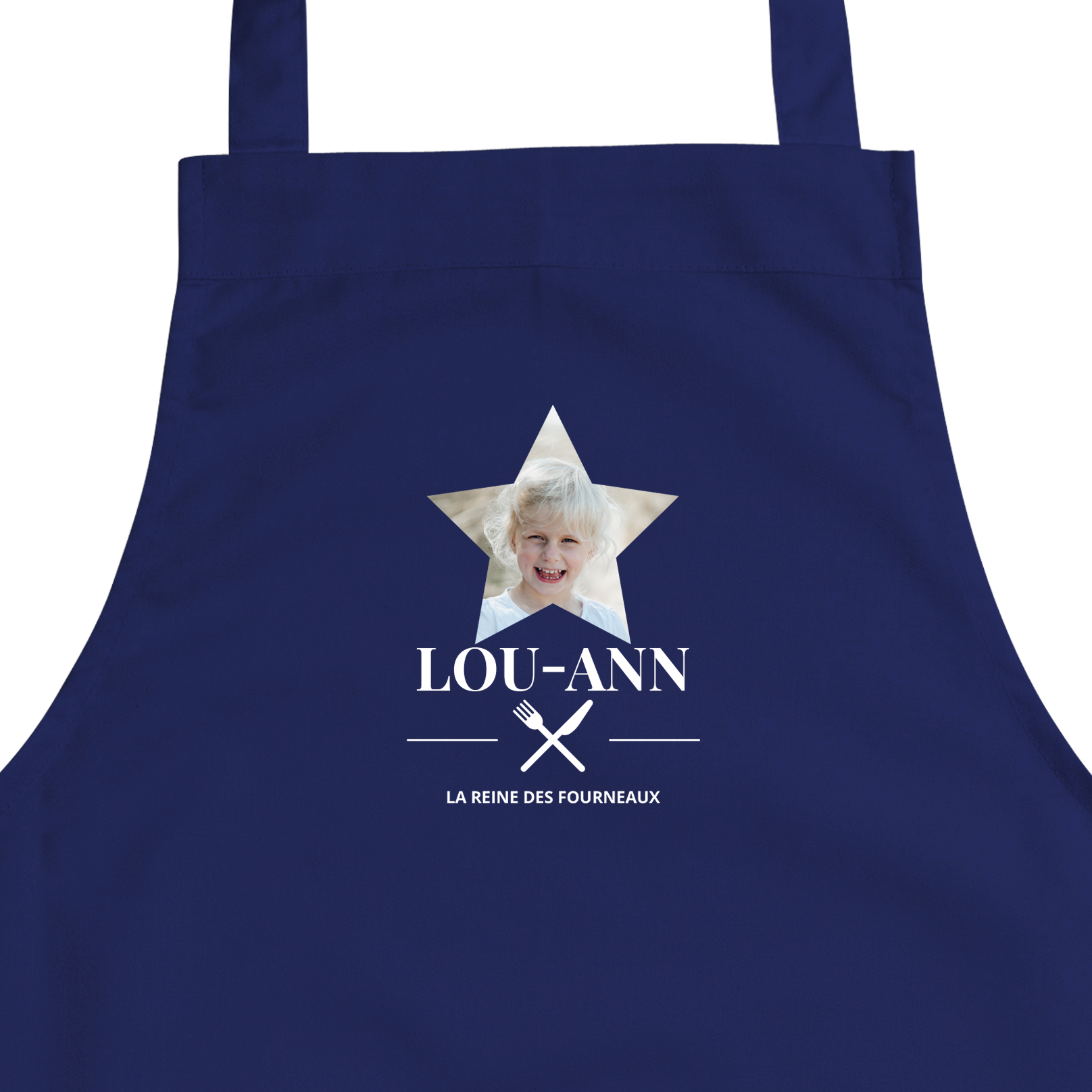 Tablier pour enfant bleu marine personnalisé avec la photo d'une petite fille imprimée et le texte Lou-Ann La Reine des Fourneaux