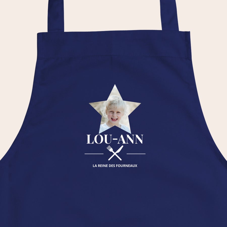 Tablier cuisine enfant personnalisé Tablier pour enfant bleu marine personnalisé avec la photo d'une petite fille imprimée et le texte Lou-Ann La Reine des Fourneaux