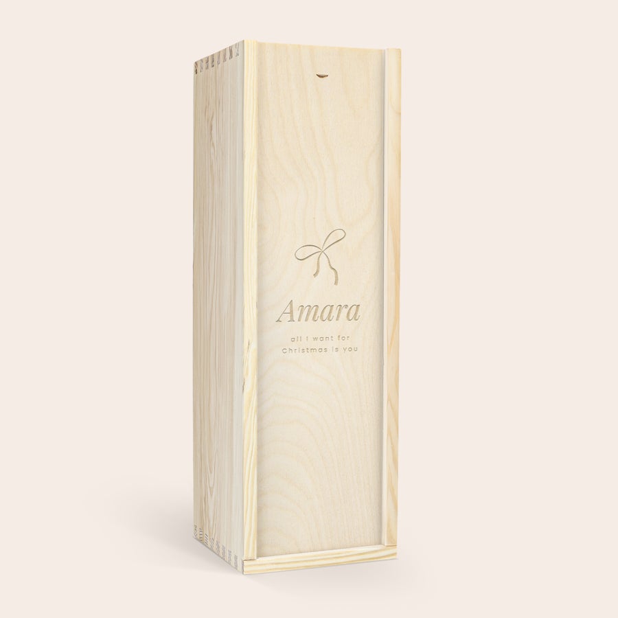 Gepersonaliseerde vodka fles Houten geschenkkist voor vodka, gegraveerd met de naam Amara en de tekst all i want for christmas is you.