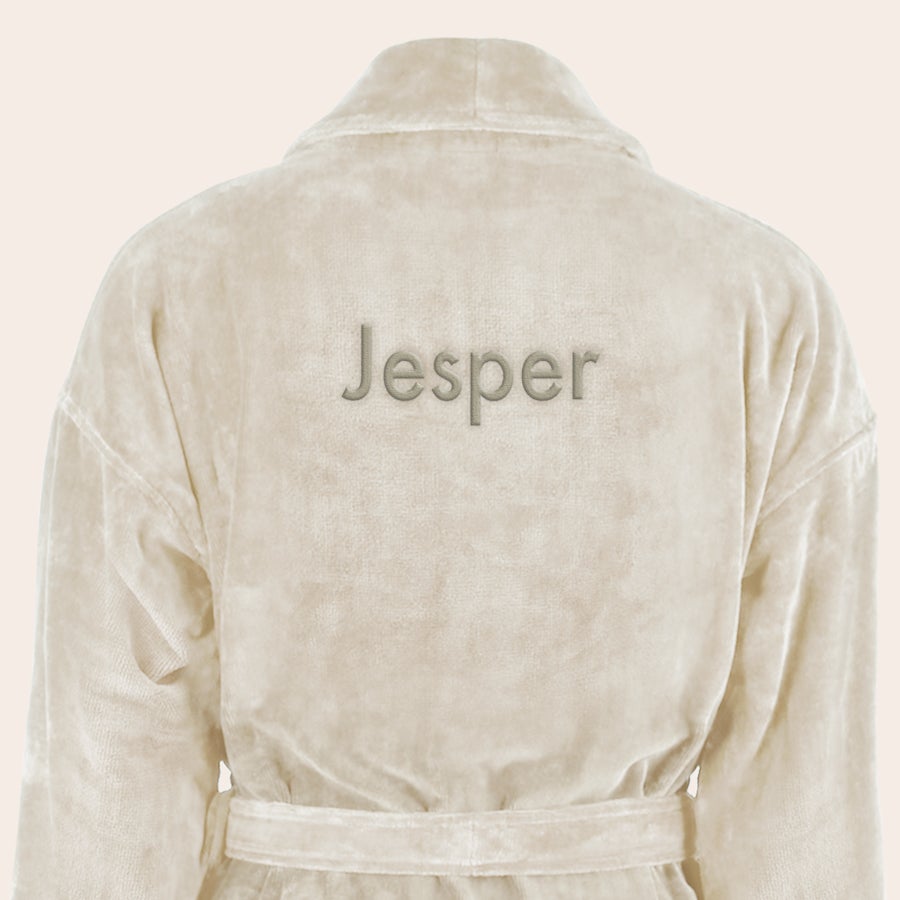 Badekåbe til mænd Blød badekåbe i creme farve, broderet med navnet Jesper. Giv en personlig badekåbe broderet med din egen tekst eller navn.