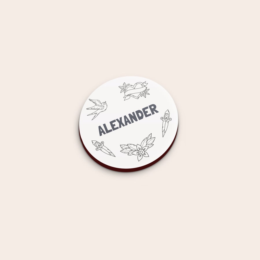 Personalizirani Magneti Okrogli magnetki s tiskanim imenom Alexander in dizajnom. Presenetite svoje najdražje s kompletom personaliziranih magnetkov!