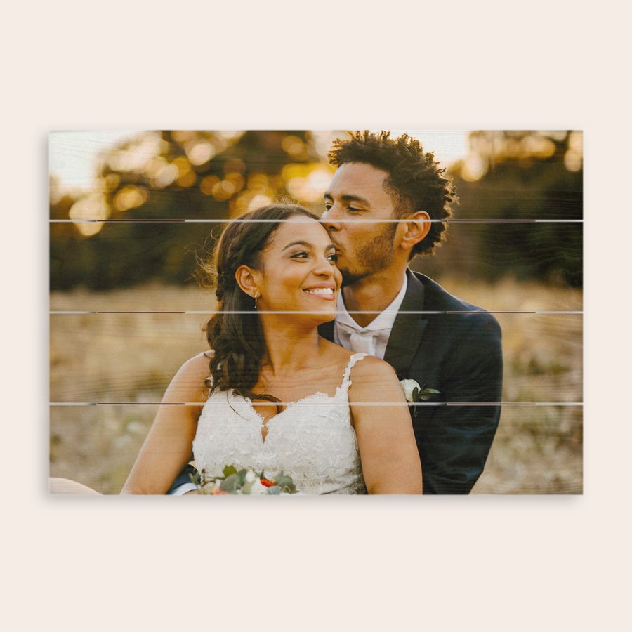 Foto en madera Impresión personalizada con una foto de pareja de boda en tablones de madera de pino con acabado encalado.