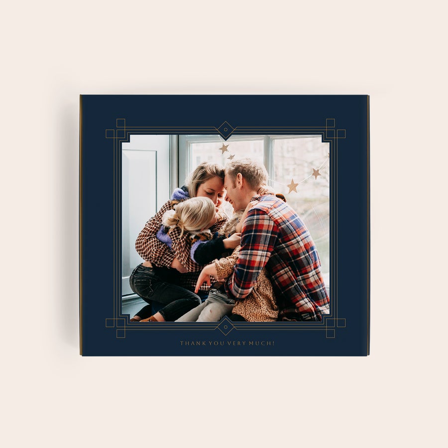 Personliga Milka presentförpackning - Tack Milka presentförpackning med ett personligt familjefoto tryckt på locket och texten "THANK YOU VERY MUCH!" Denna personliga Milka presentförpackning är den perfekta presenten för alla tillfällen.