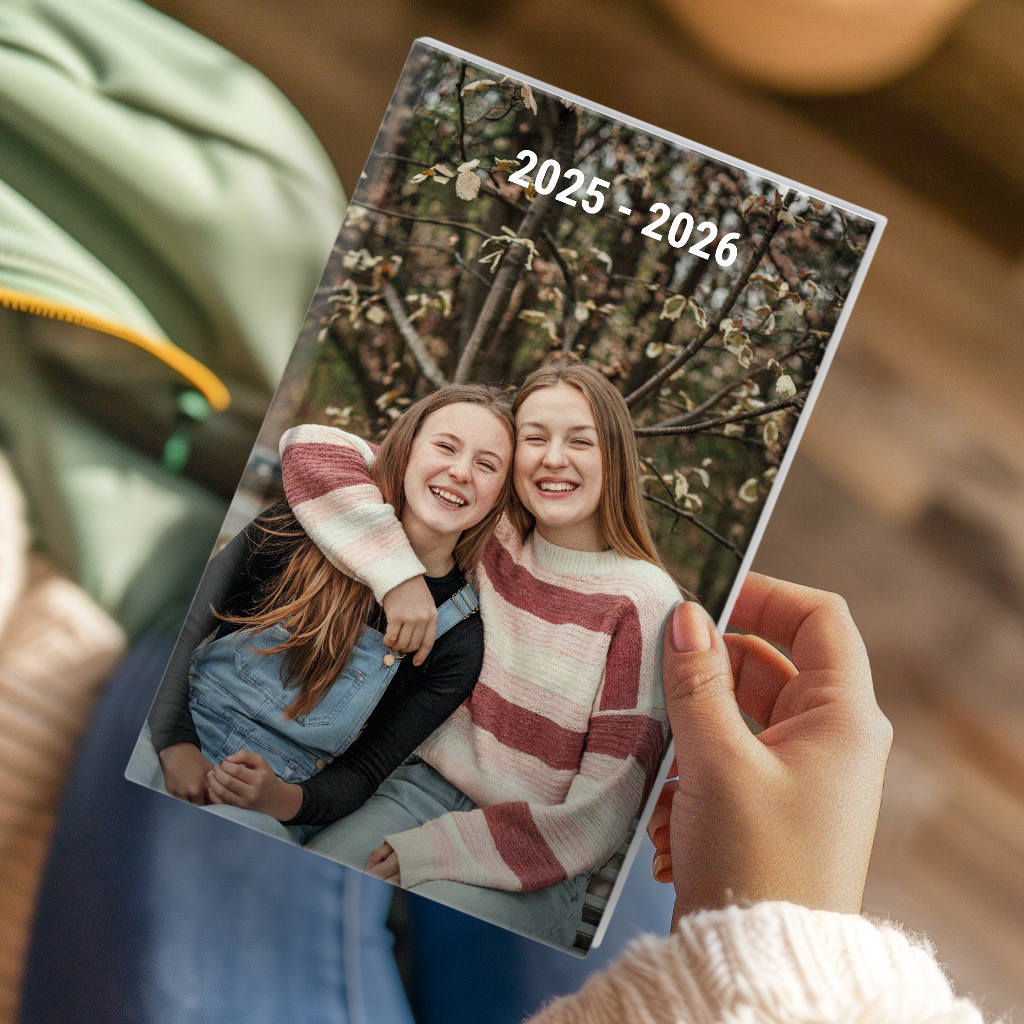Diário escolar personalizado com foto de duas meninas sorrindo e o ano 2025-2026.