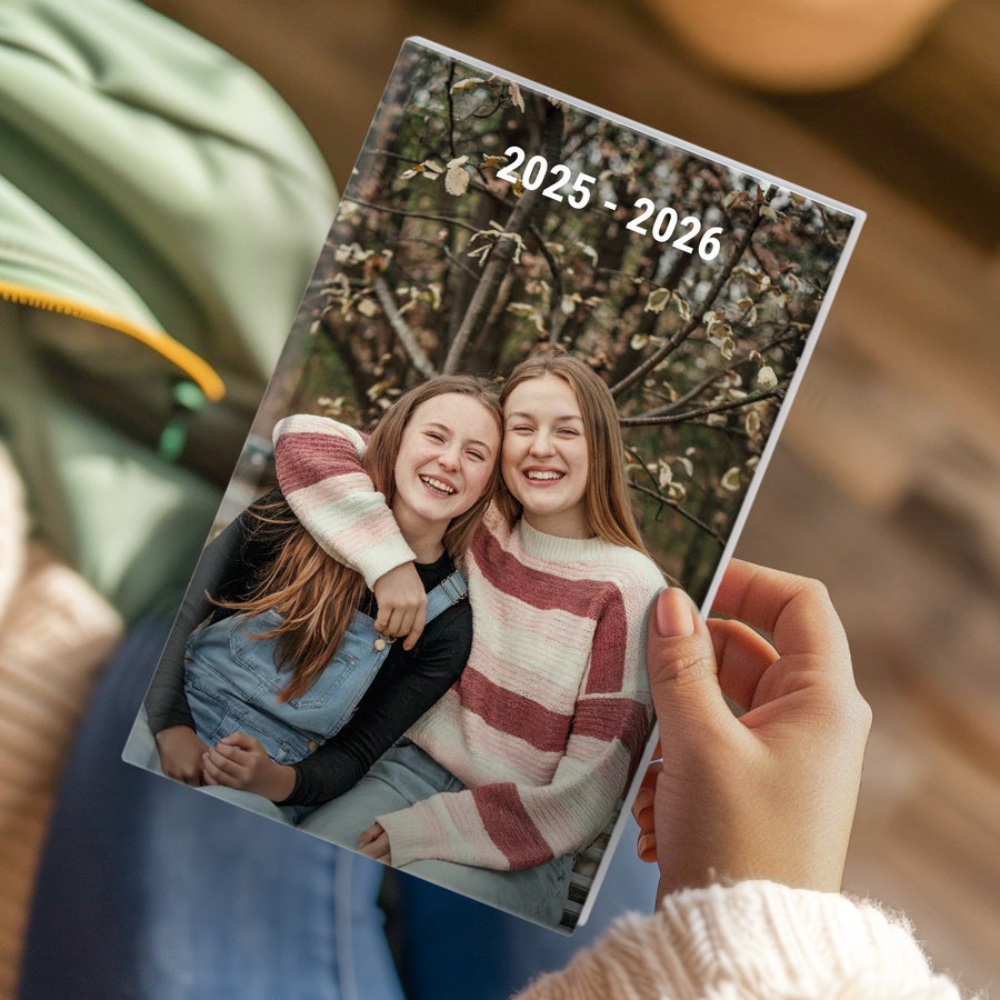 Agenda escolar 2025-2026 Diário escolar personalizado com foto de duas meninas sorrindo e o ano 2025-2026.