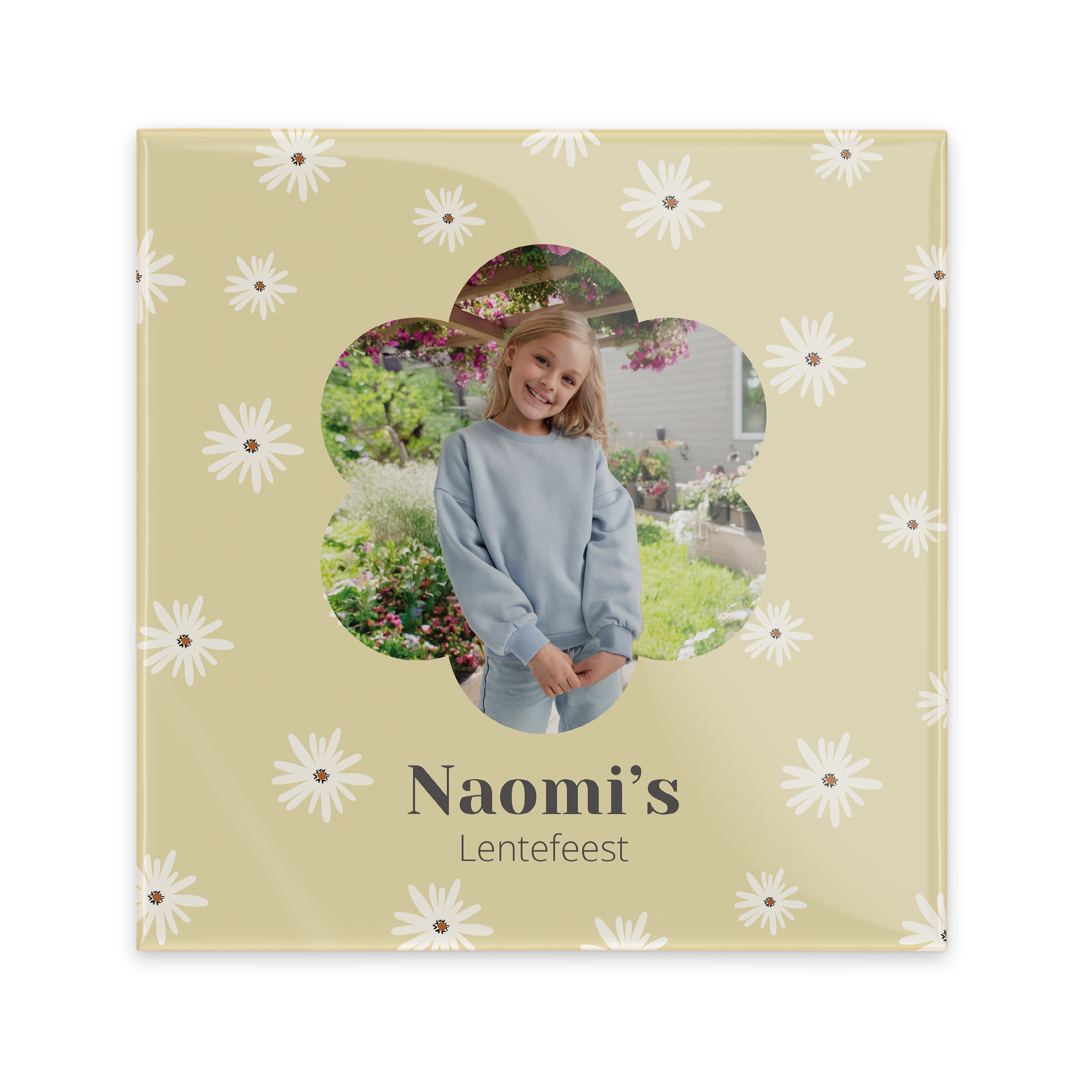 Een bedrukte tegel met een foto van een lachend meisje en de tekst "Naomi's Lentefeest" en madeliefjes