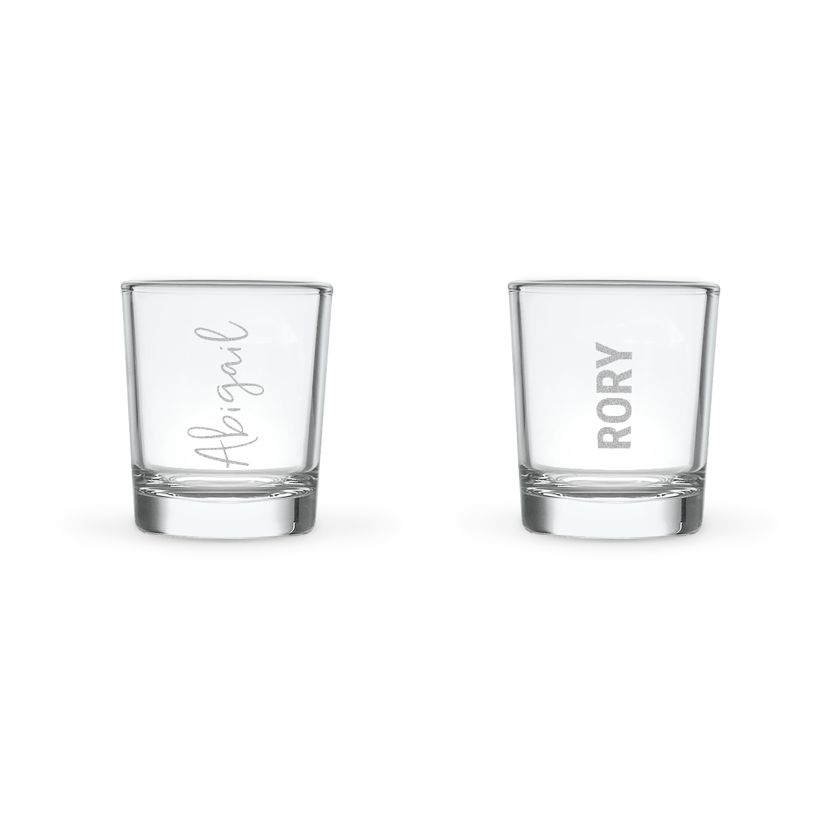 Dois copos de shot de vidro personalizados, um gravado com "Abigail" e outro com "RORY"