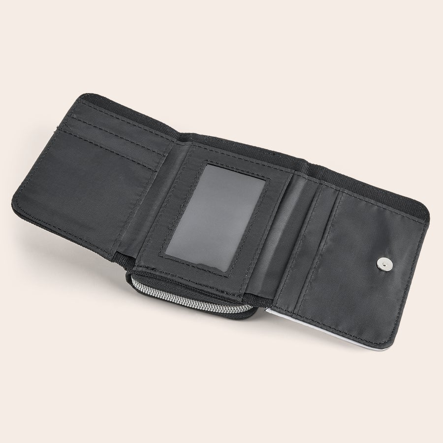 Cartera personalizada con foto Billetera pequeña negra abierta con ranuras y un compartimento transparente para foto, personalizable con foto y texto.