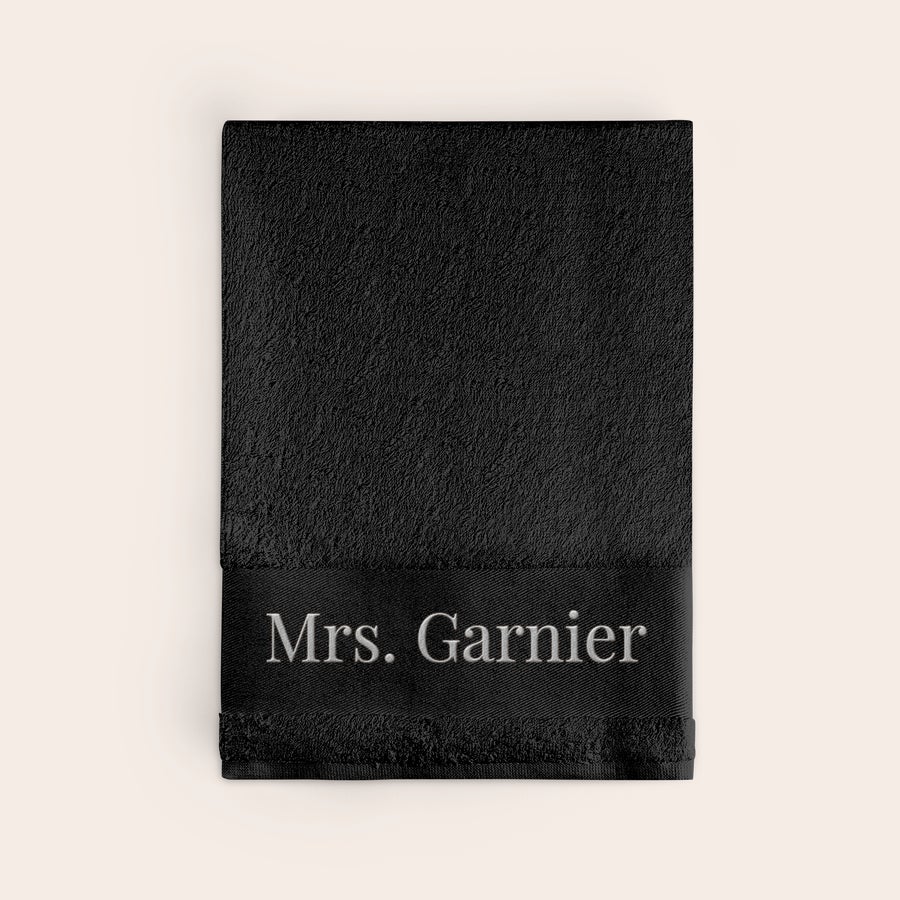 Serviette de bain personnalisée Serviette noire brodée Mrs Garnier pour rendre chaque moment du bain unique et personnalisé