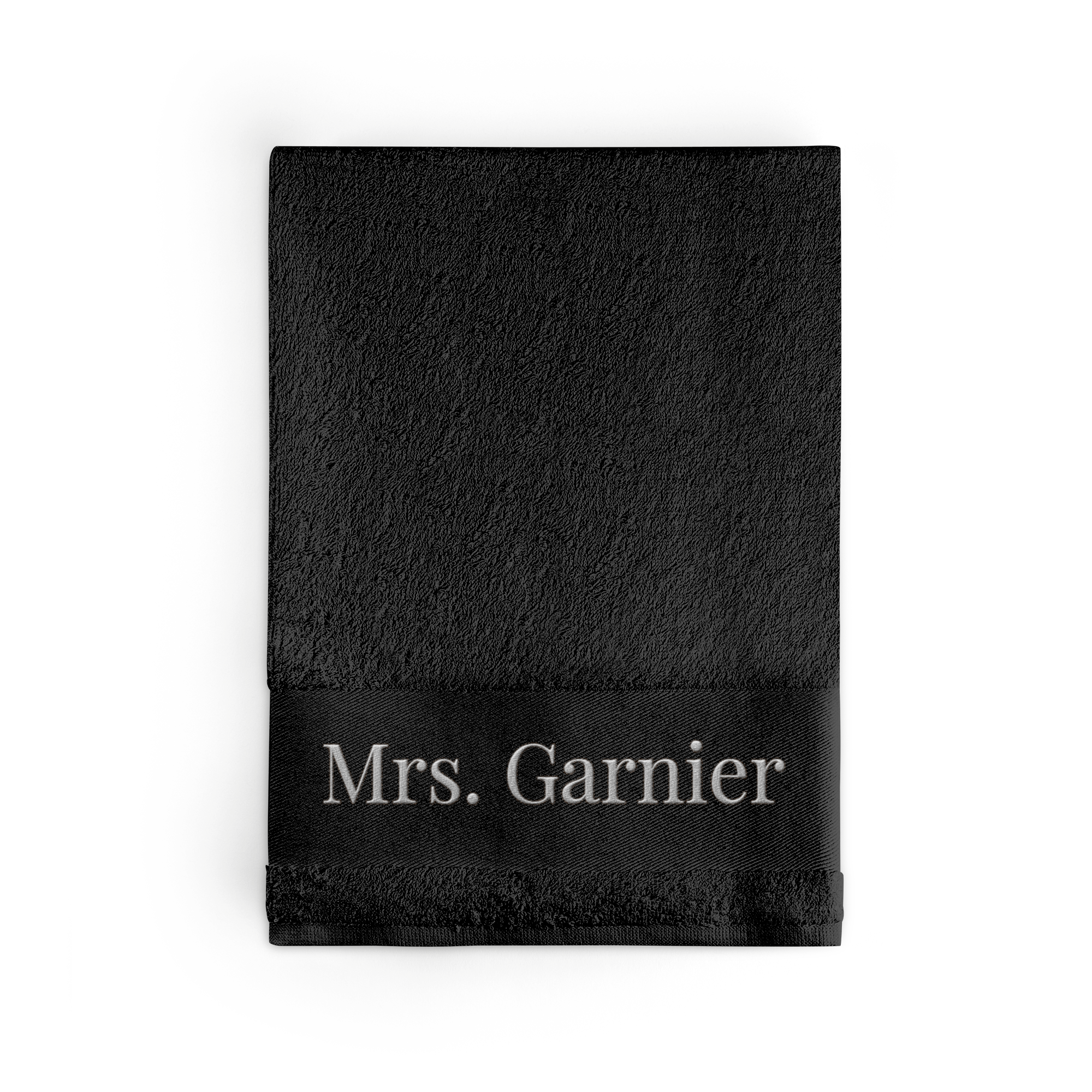Serviette de bain noire personnalisée brodée "Mrs. Garnier" en blanc, douce et absorbante