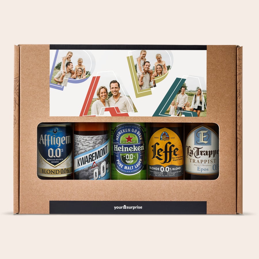 Bier Geschenkset personalisieren Geschenkset mit fünf alkoholfreien Bieren in einer bedruckten Box. Die Box zeigt personalisierte Fotos einer Familie. Überraschen Sie sie mit einem personalisierten alkoholfreien Bier-Geschenkset, das sie schätzen werden.