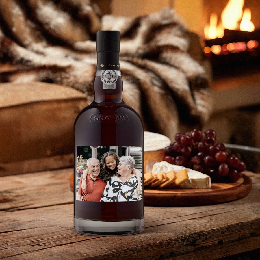 Port Graham's - The Tawny Reserve personaliseren Fles port met een persoonlijk etiket geprint met een foto van drie lachende familieleden.