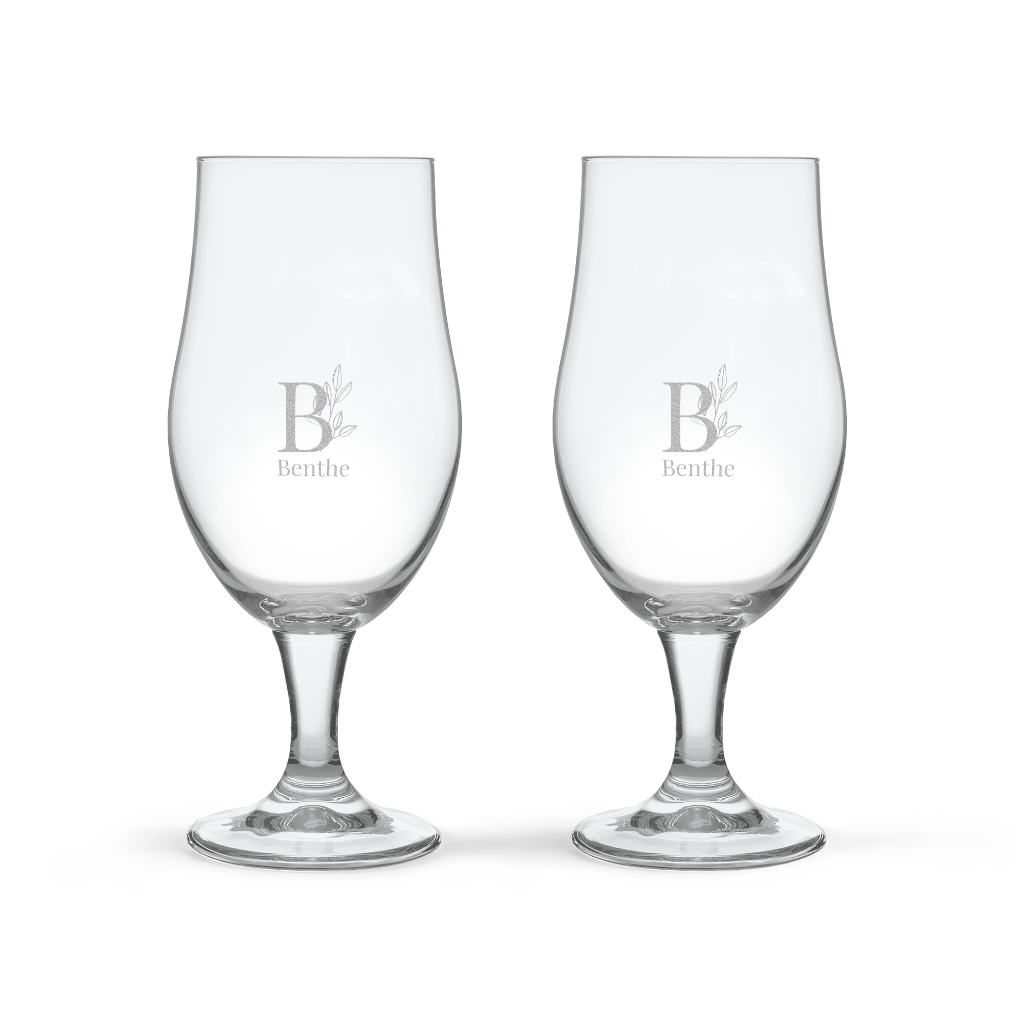 Twee speciaal bierglazen, gegraveerd met de letter B en de naam Benthe.