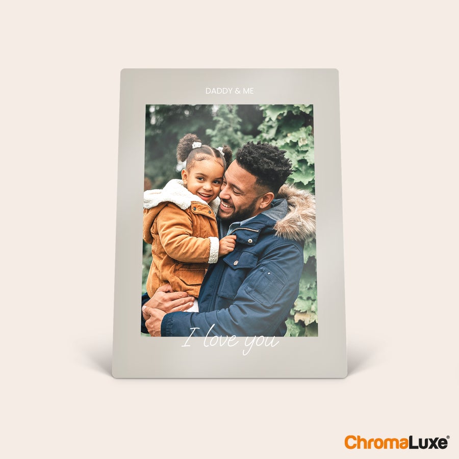 Aluminium fotoramme ChromaLuxe aluminiumsramme med et bilde av en far og datter, tekst "Daddy & Me" og "I love you".