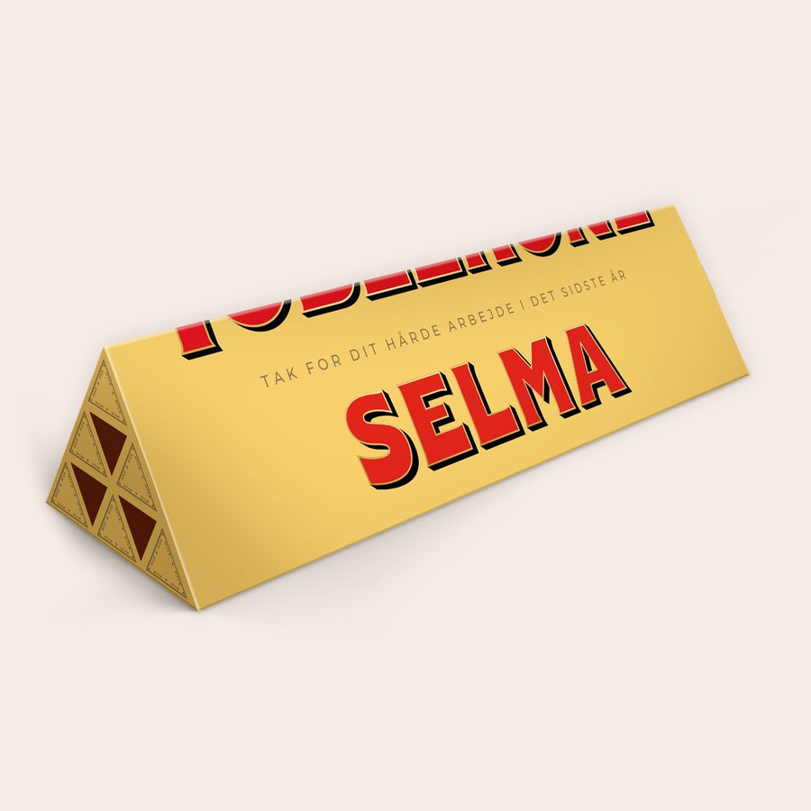 Toblerone med navn Personlig Toblerone-bar - 1800 gram med printet navn Selma og teksten Tak for dit hårde arbejde i det sidste år, en unik gave.