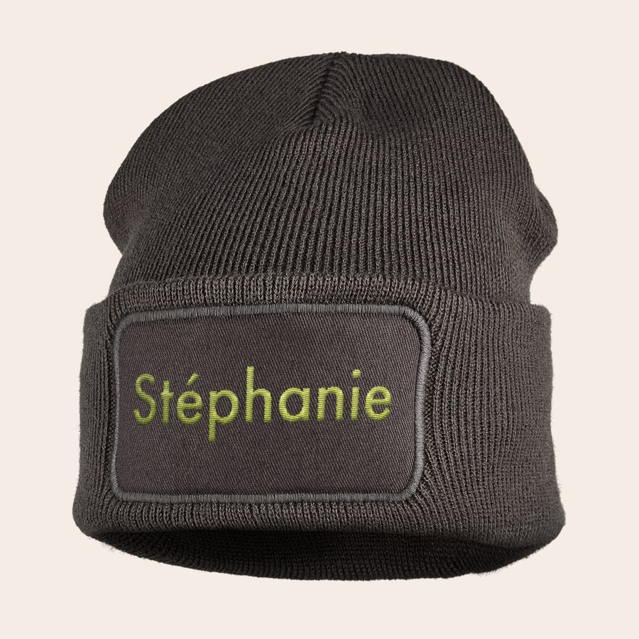 Bonnet brodé Bonnet gris brodé avec le prénom Stéphanie en vert, texte de votre choix