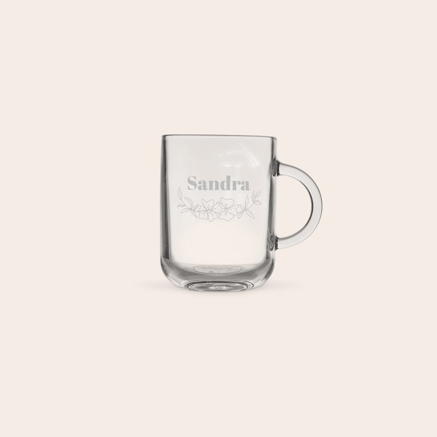 Te glas Klar tekrus med hank og indgraveret navn "Sandra" og blomstermønster for et personligt design