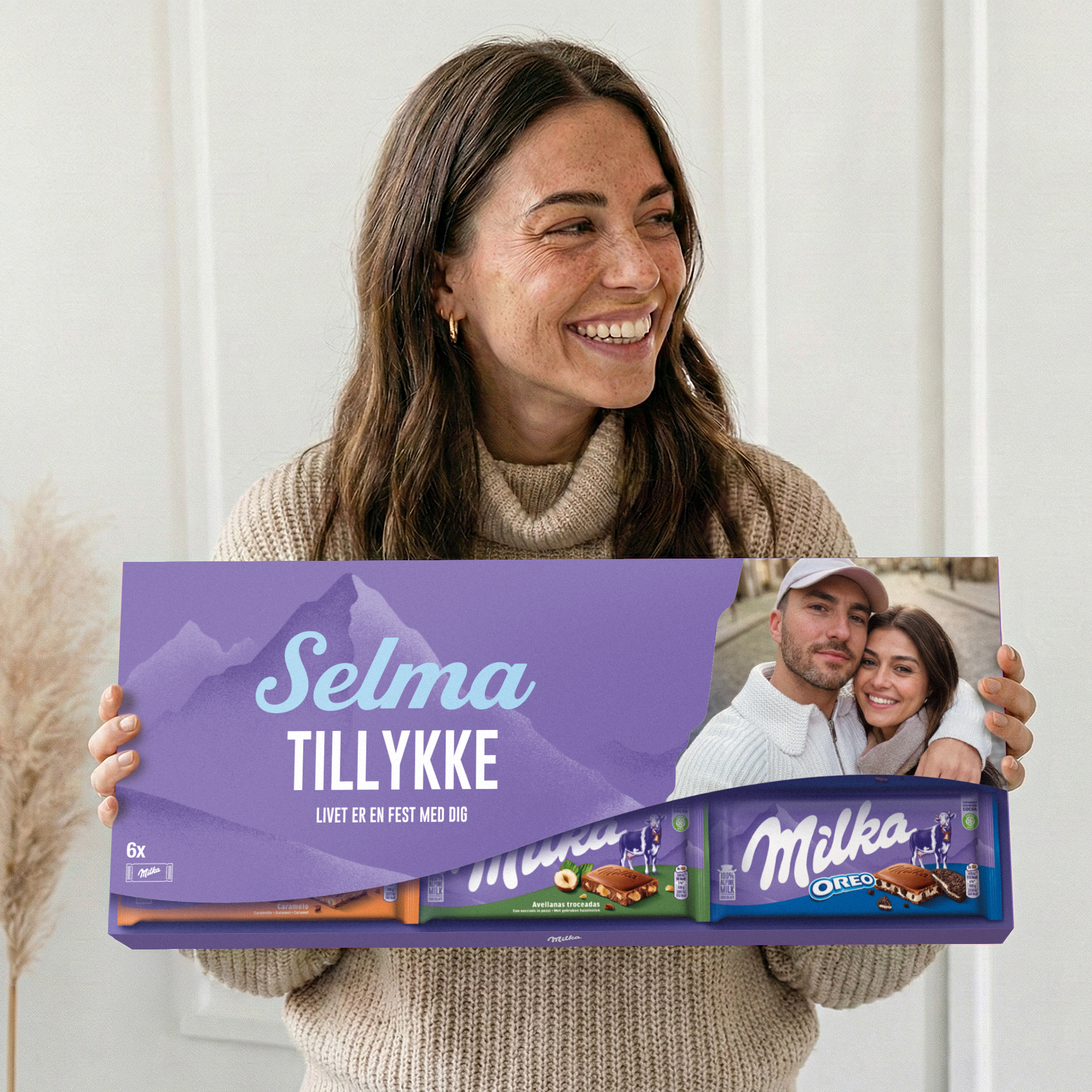 Personlig Mega Milka Chokolade med eget design - 6 plader, med navnet Selma, teksten "Tillykke, Livet er en fest med dig" og et personligt foto.