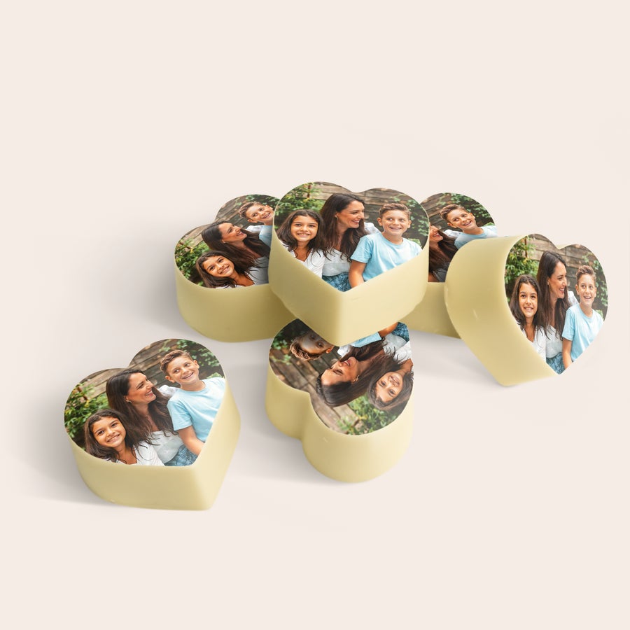 Čokolade - v obliki srca Srčaste personalizirane čokoladne praline, potiskane z družinsko fotografijo, kot okusno presenečenje.