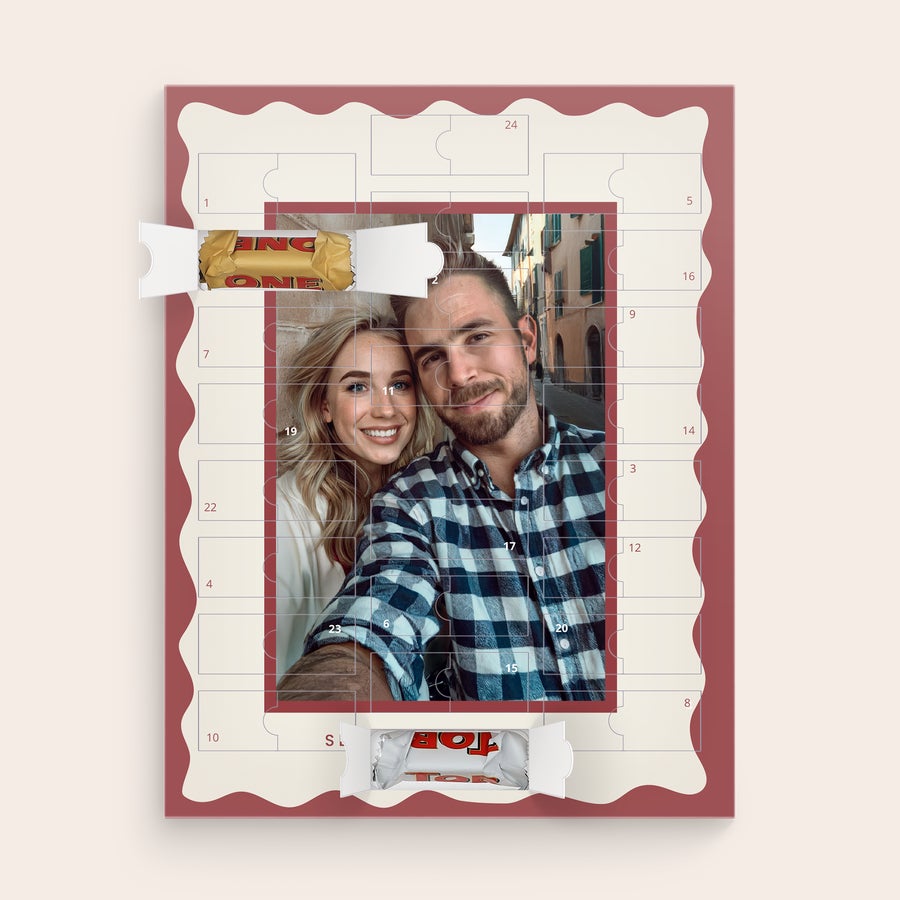 Calendario dell'Avvento Personalizzato - Toblerone 2025 Conto alla rovescia per Natale con calendario dell'avvento personalizzato stampato con foto di una coppia e cioccolatini Toblerone