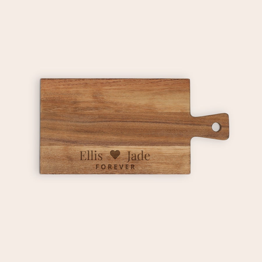 Puinen tarjoilualusta Omalla nimellä personoitu puinen tarjoilualusta, jossa kaiverrettuna nimet Ellis ja Jade sekä sana Forever.