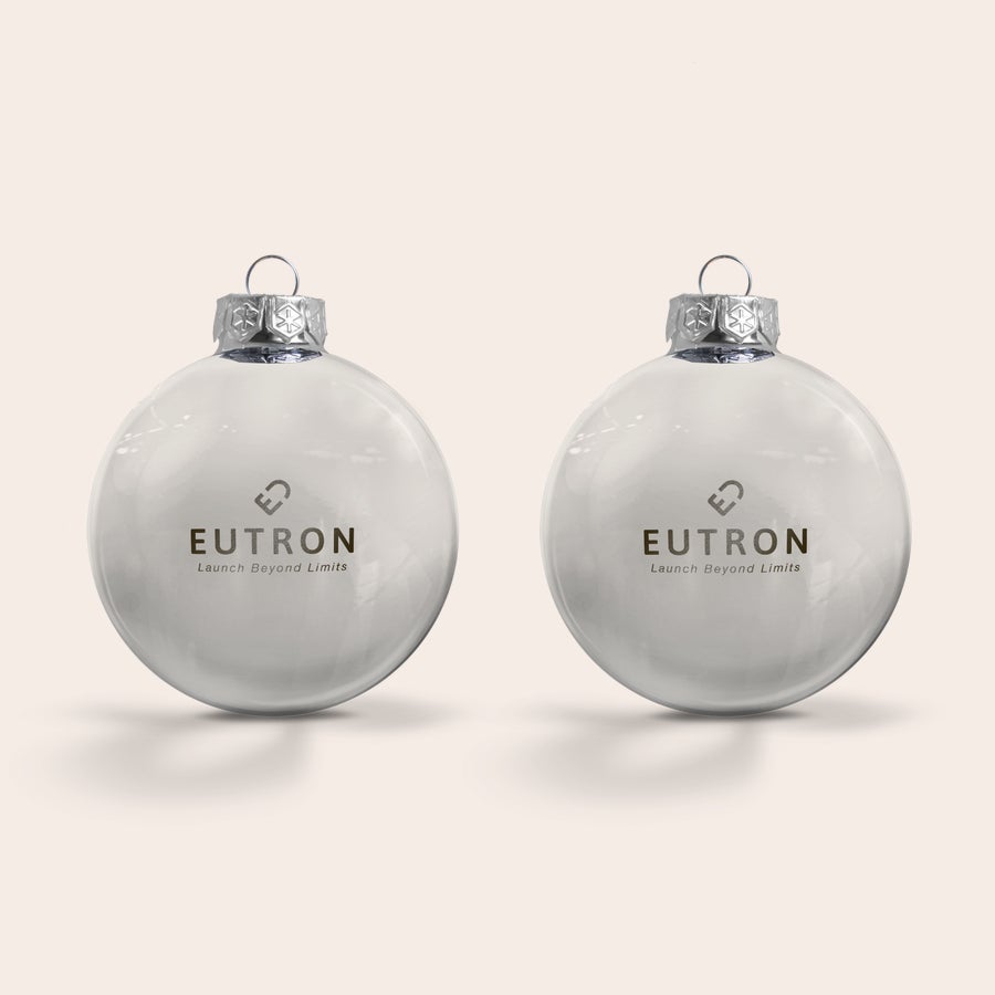 Julekule med navn To hvite julekuler i glass, personliggjort med en gravert logo og tekst.