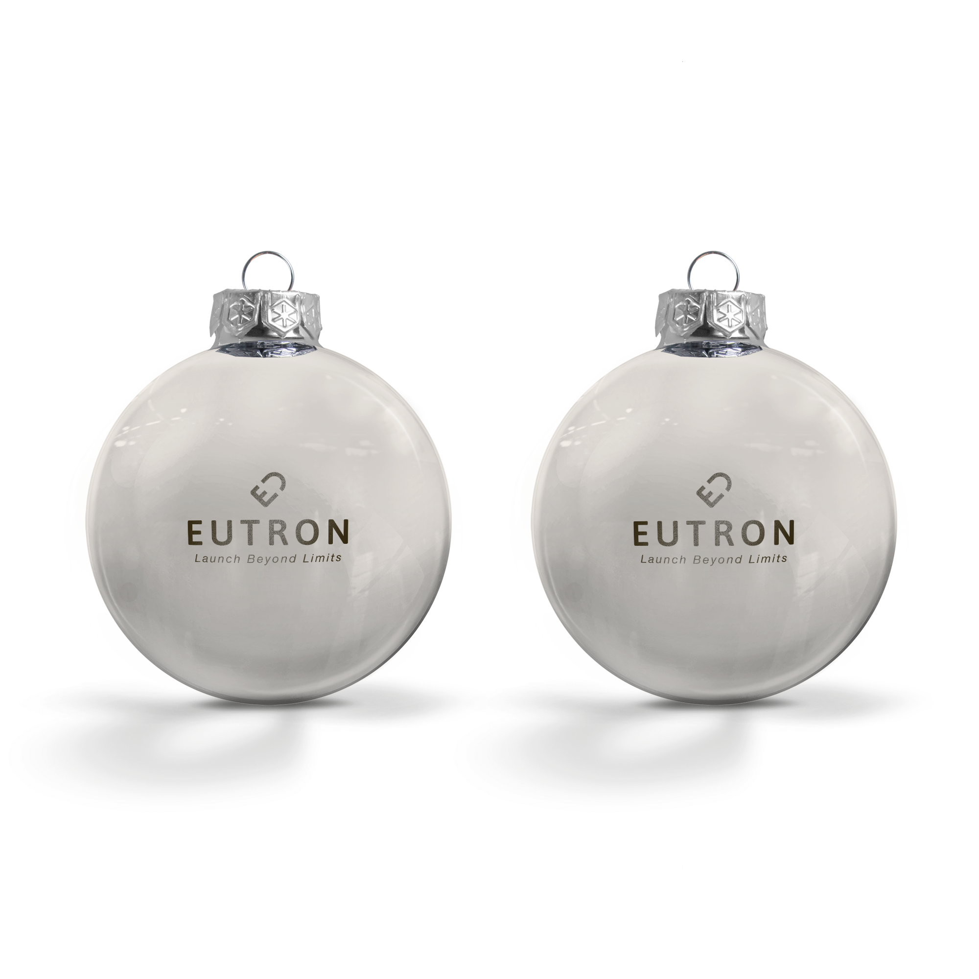 To hvite julekuler i glass, personliggjort med en gravert logo og tekst.