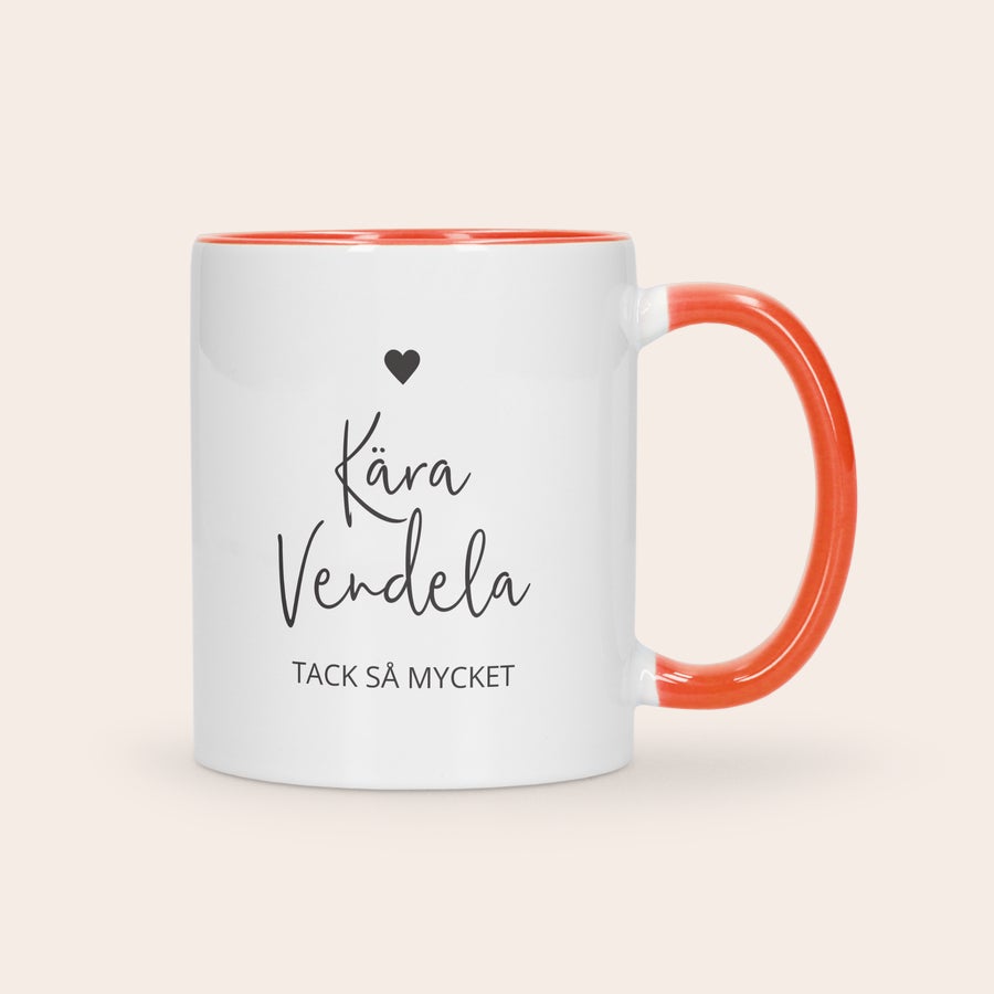 Färgade muggar Vit och orangefärgad personlig mugg med tryckt text KÄRA VENDELA TACK SÅ MYCKET Ge bort en färgglad mugg!