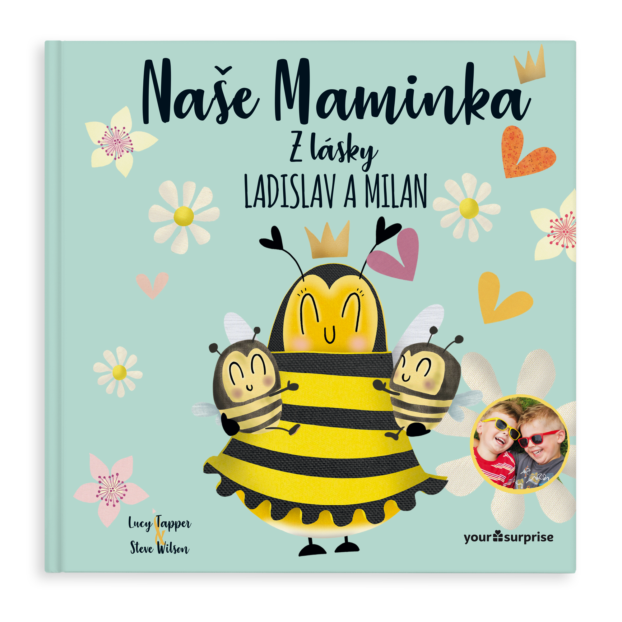 Okouzlující kniha pro mámu od dětí s ilustrací včelky královny a včelích dětí, textem Naše Maminka z lásky Ladislav a Milan a personalizovanou fotografií dětí.
