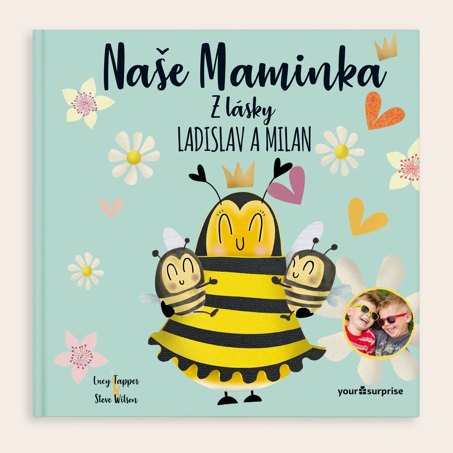 Moje Maminka Okouzlující kniha pro mámu od dětí s ilustrací včelky královny a včelích dětí, textem Naše Maminka z lásky Ladislav a Milan a personalizovanou fotografií dětí.