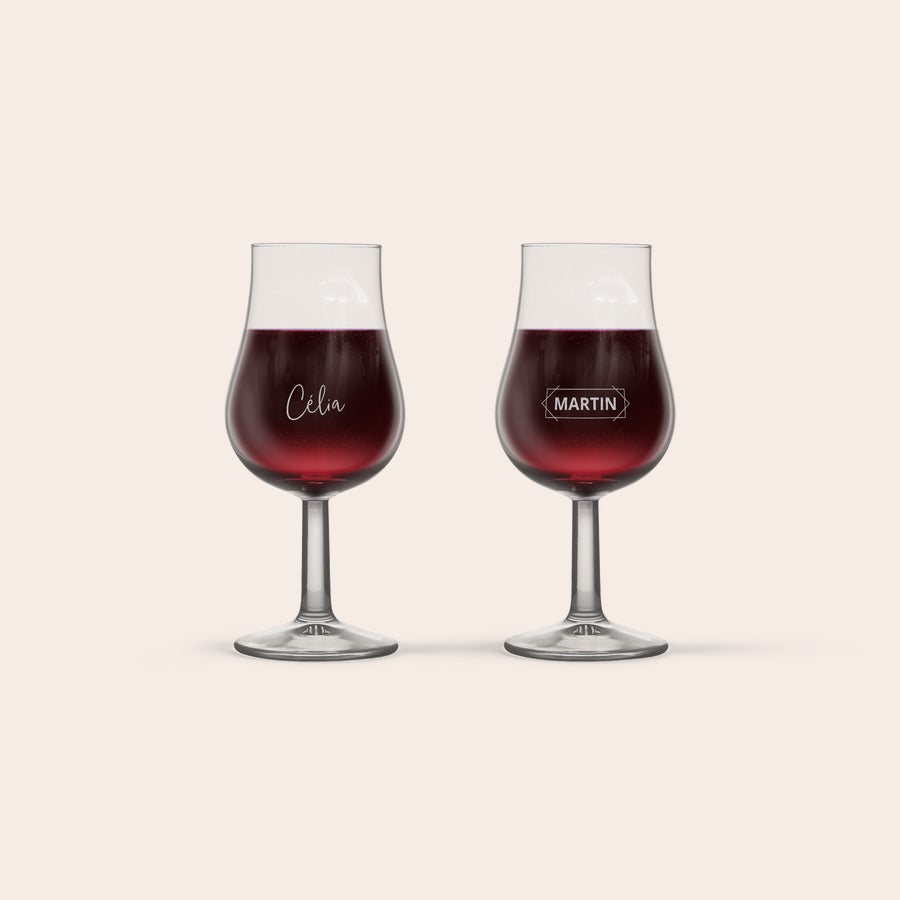 Verre à porto personnalisé Deux verres à porto gravés avec les noms Celia et Martin remplis de porto rouge