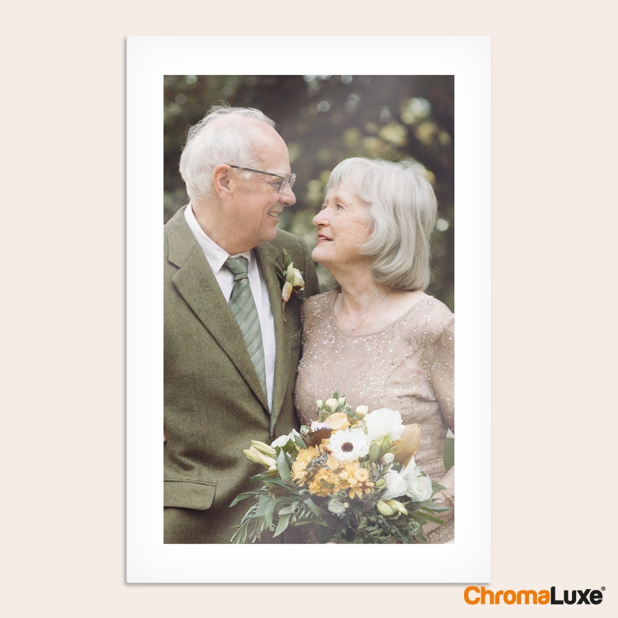 Aluminium photo panel Chromaluxe aluminium photo prints featuring a couple holding a bouquet, capturing their favorite memories