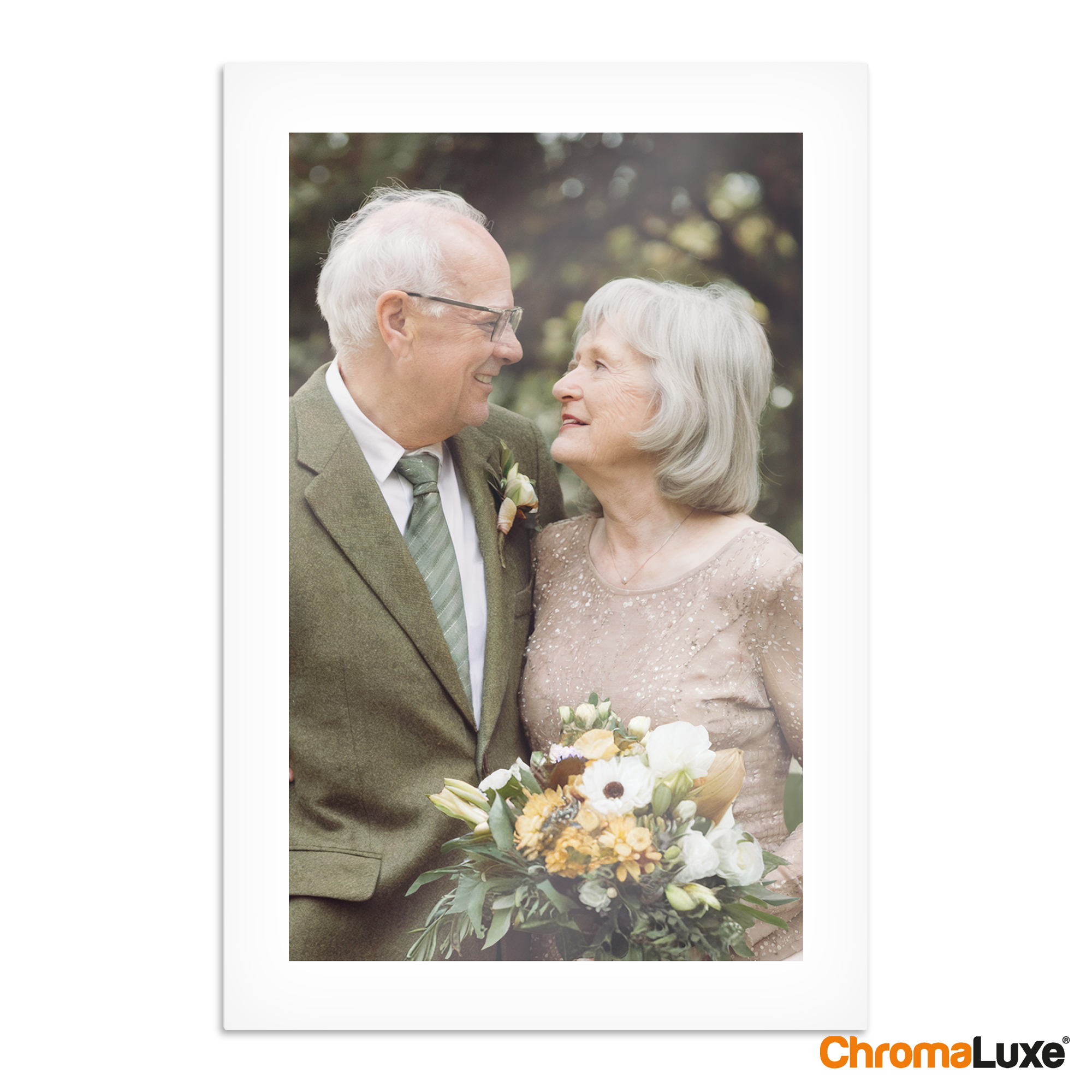 Tableau photo personnalisé ChromaLuxe avec un couple de personnes âgées, un bouquet de fleurs.
