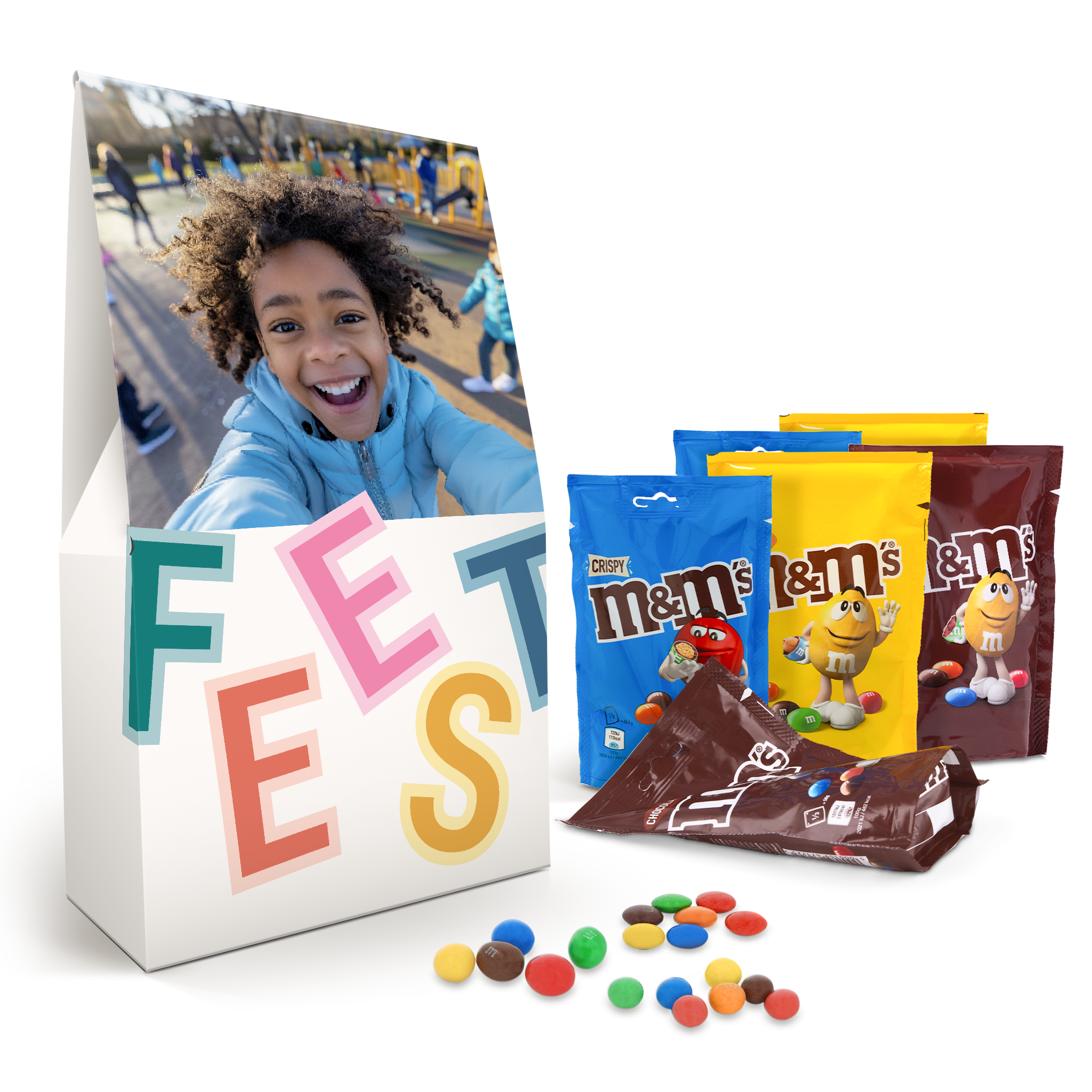 XL M&M's chocolade giftbox met een foto van een lachend kind en de tekst 'FEEST', gevuld met M&M's zakjes.