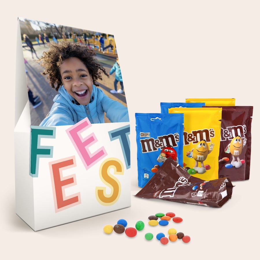 XL M&M's box personaliseren - 6 zakjes (714 gram) XL M&M's chocolade giftbox met een foto van een lachend kind en de tekst 'FEEST', gevuld met M&M's zakjes.