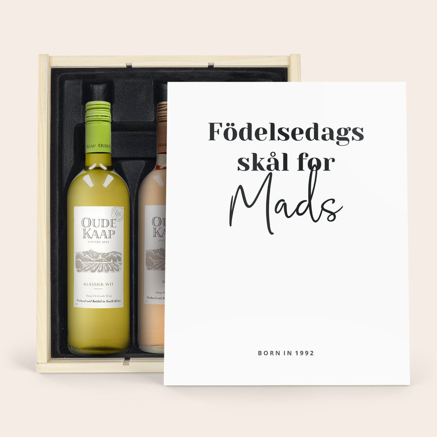 Personlig Oude Kaap Vinpresent Oude Kaap vinpaket i exklusiv vinlåda med vitt, rött och rosévin, tryckt med texten "Födelsedags skål för Mads".