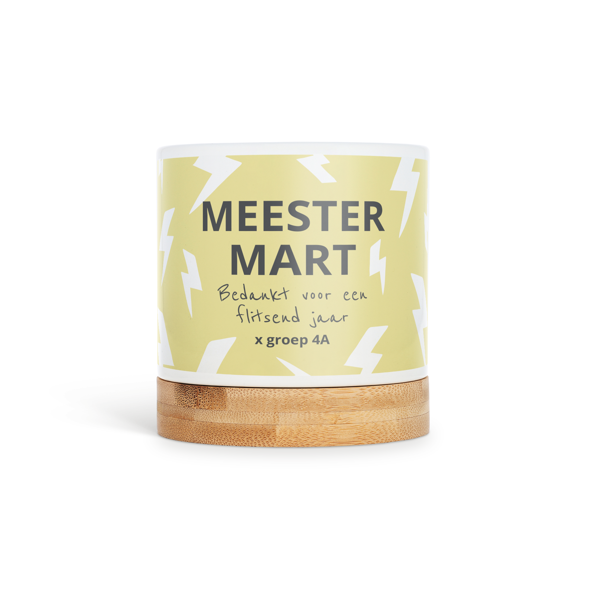 Gepersonaliseerde bloempot met gele bliksemprint, de tekst "MEESTER MART Bedankt voor een flitsend jaar x groep 4A" en een bamboe onderzetter.