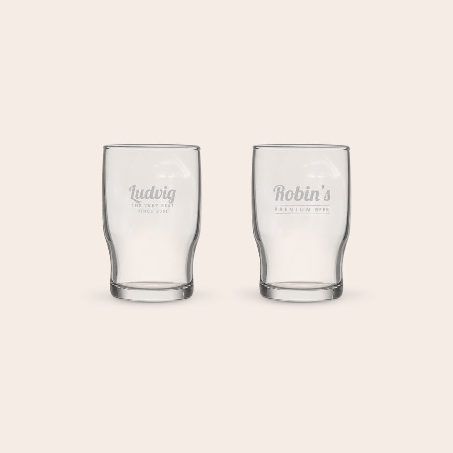 Vattenglas Två personliga vattenglas, ett graverat med "Ludwig The Very Best Since 2001" och det andra med "Robin's Premium Beer".