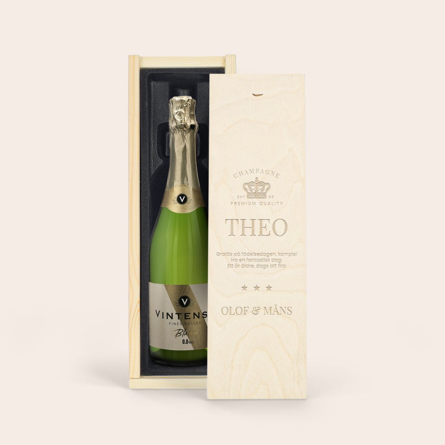 Personligt alkoholfritt vin Vintense Blanc 0% Vintense 0% i lyxig trälåda med graverat "THEO" och "Olof & Måns" samt en personlig hälsning.