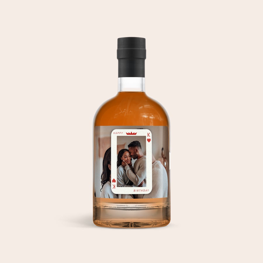 Personalizovaný tmavý rum Fľaša tmavého rumu s prispôsobenou etiketou Happy Birthday a fotkou páru, ktorý sa objíma