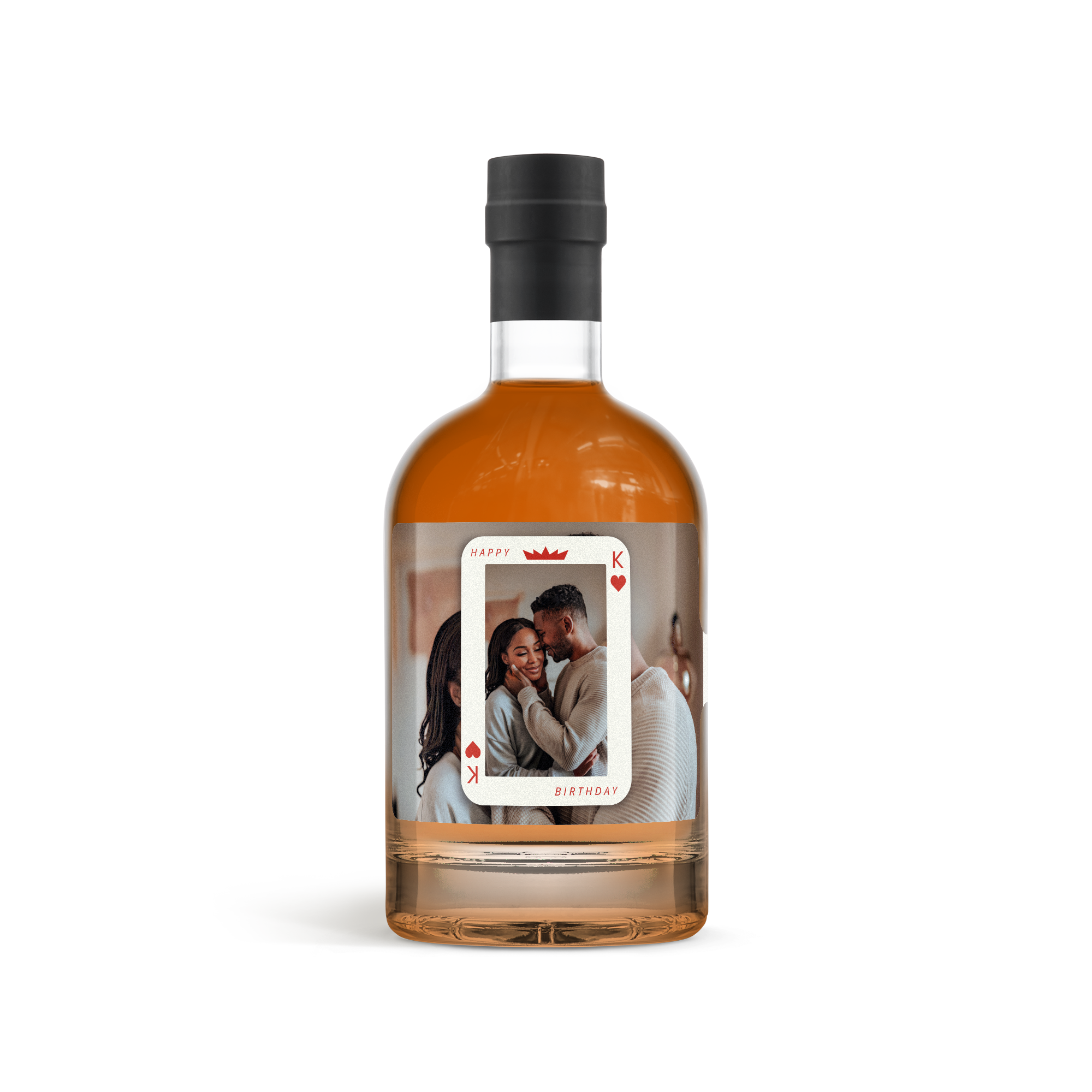 Garrafa de rum escuro com rótulo personalizado com foto de casal, carta de baralho e mensagem Happy Birthday