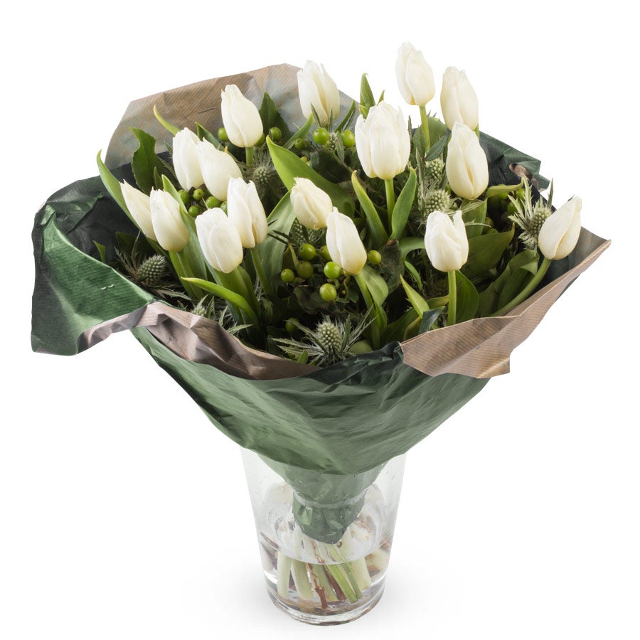 Boeket Bloemen – Tulpen (Middel) met witte tulpen in een vaas, verpakt in groen cadeaupapier, persoonlijk samen te stellen.