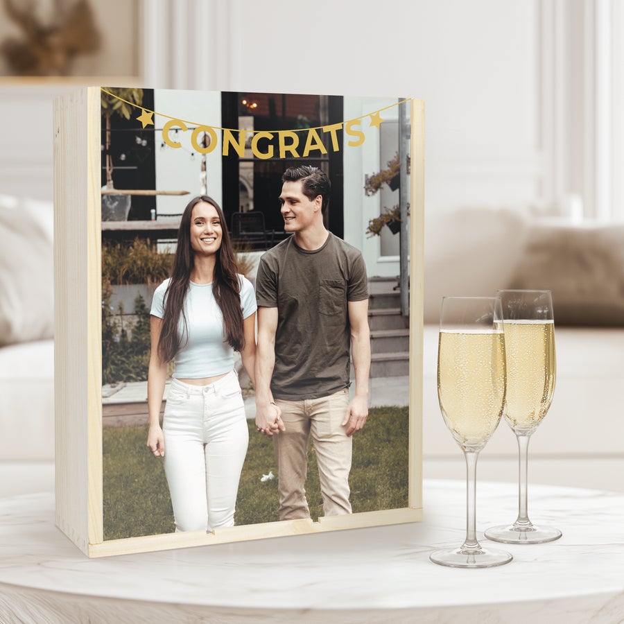 Gepersonaliseerde champagnekist met champagneglazen Houten bedrukte champagnekist met foto van een koppel, de tekst CONGRATS en twee glazen champagne