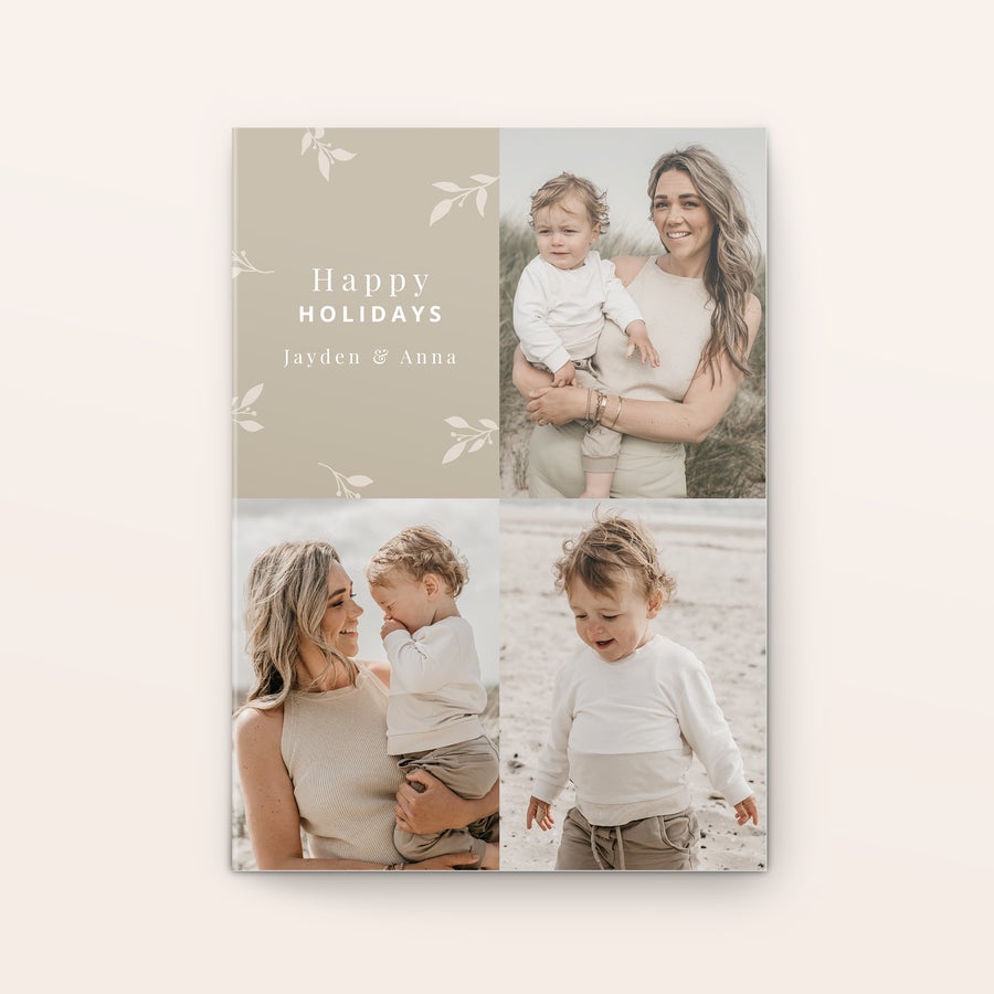 Üdvözlőlap - Karácsony Személyre szabott fényképes üdvözlőlap karácsonyra "Happy Holidays" és "Jayden & Anna" szöveggel, világosbarna háttéren, nyomtatott levélmintával