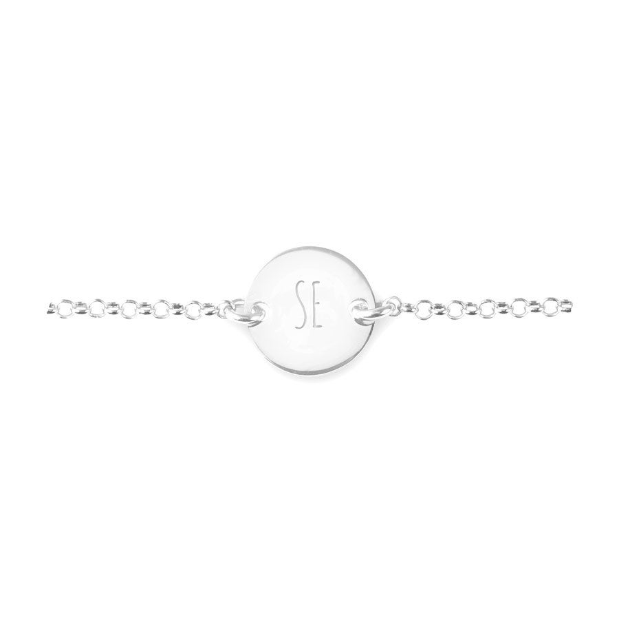 Graverade silverarmband med initial