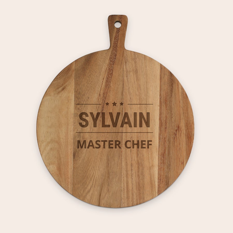 Planches à découper personnalisées Planche de service en bois ronde personnalisée avec prénom Sylvain gravé et le texte Master Chef