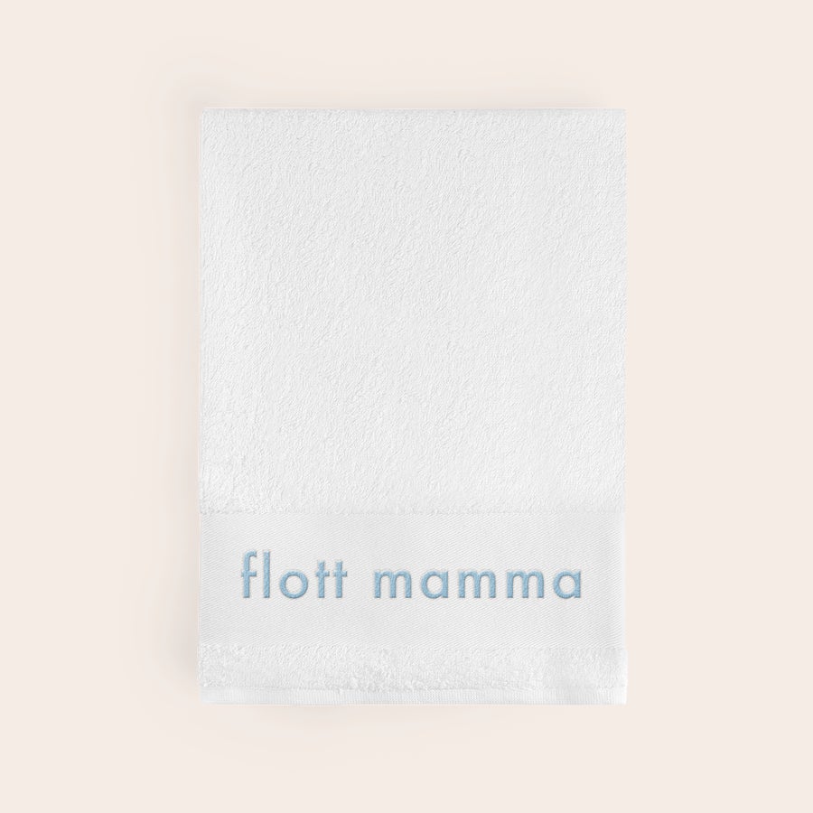 Håndkle med tekst Håndkle brodert med navnet "flott mamma" i blått, perfekt som et super mykt og kosete håndkle med navn.