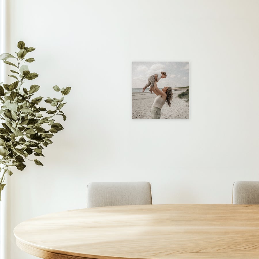 Fotografie pe forex O fotografie pe Forex personalizată, cu imaginea unei mame și a copilului pe plajă, oferă o decorare suplimentară pe perete.