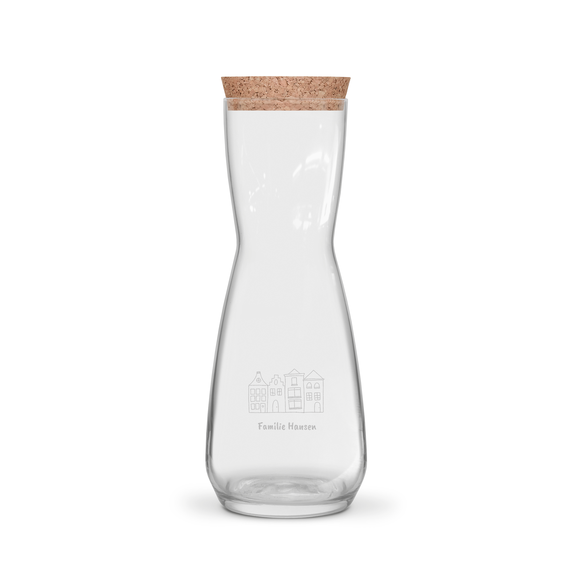 Gravert glasskaraffel med korklokk, dekorert med husfasader og teksten "Familie Hansen"