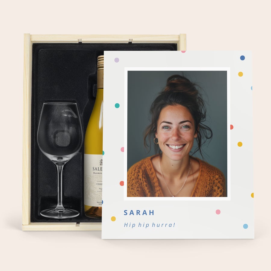 Hvidvin med personlig etikette og trækasse - Salentein Chardonnay Vin gave sæt med Salentein Chardonnay, vinglas, og personligt trykt låg med foto og teksten "Sarah Hip hip hurra!"